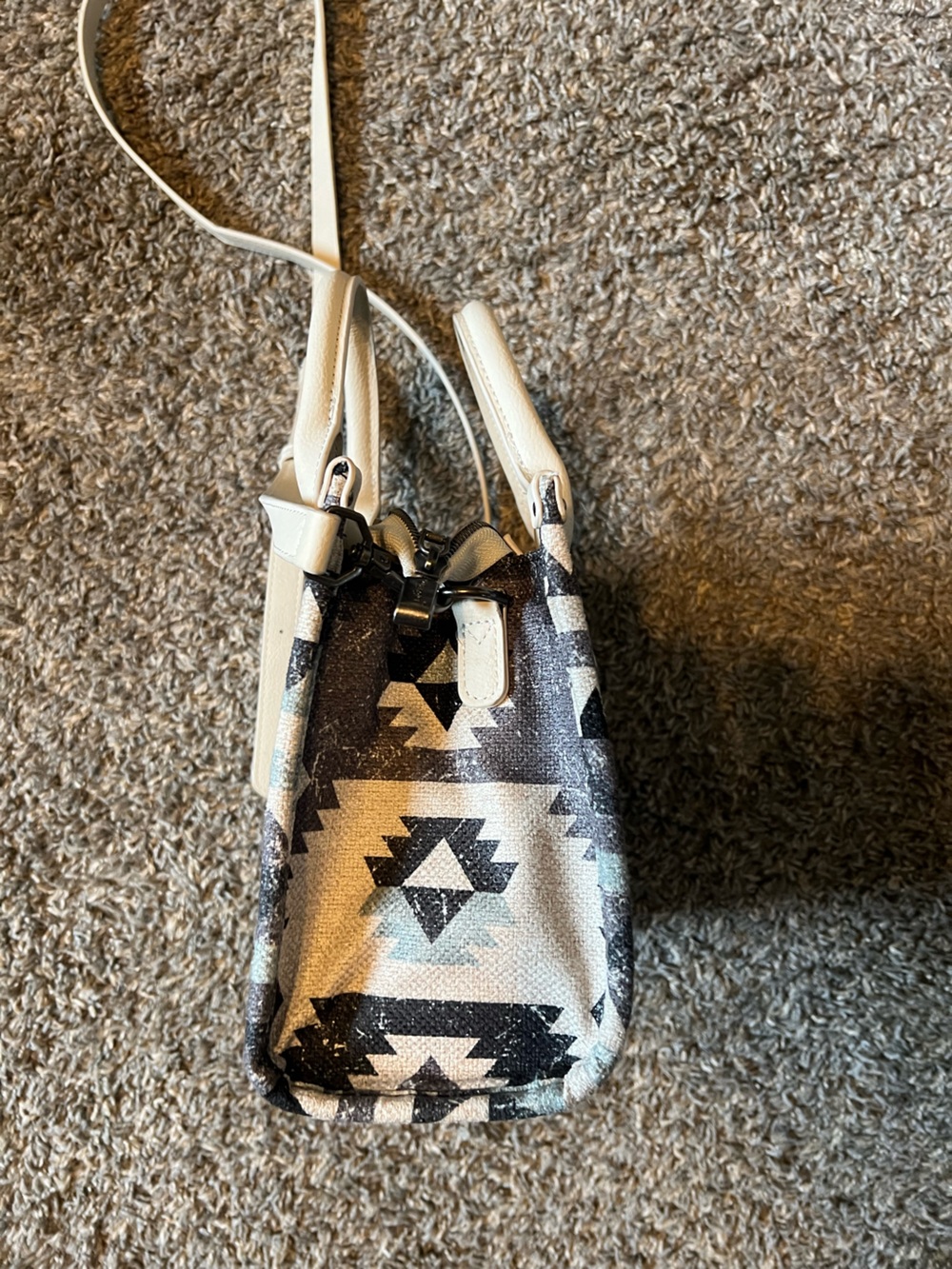 Wrangler Concealed Purse in an Aztec/Geometric Print Crossbody - Picture 3 of 9